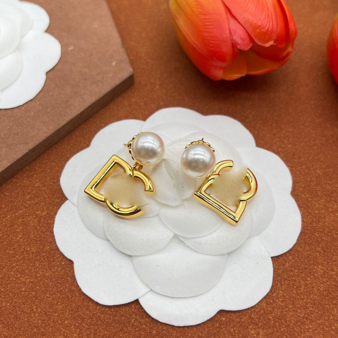 Gold letter pearl stud earrings design classic minimalist literary retro commuter earrings clothing jewelry shoes bags clothing accessories design gifts 
Gold letter pearl stud earrings design classic minimalist literary retro commuter earrings clothing jewelry shoes bags clothing accessories design gifts