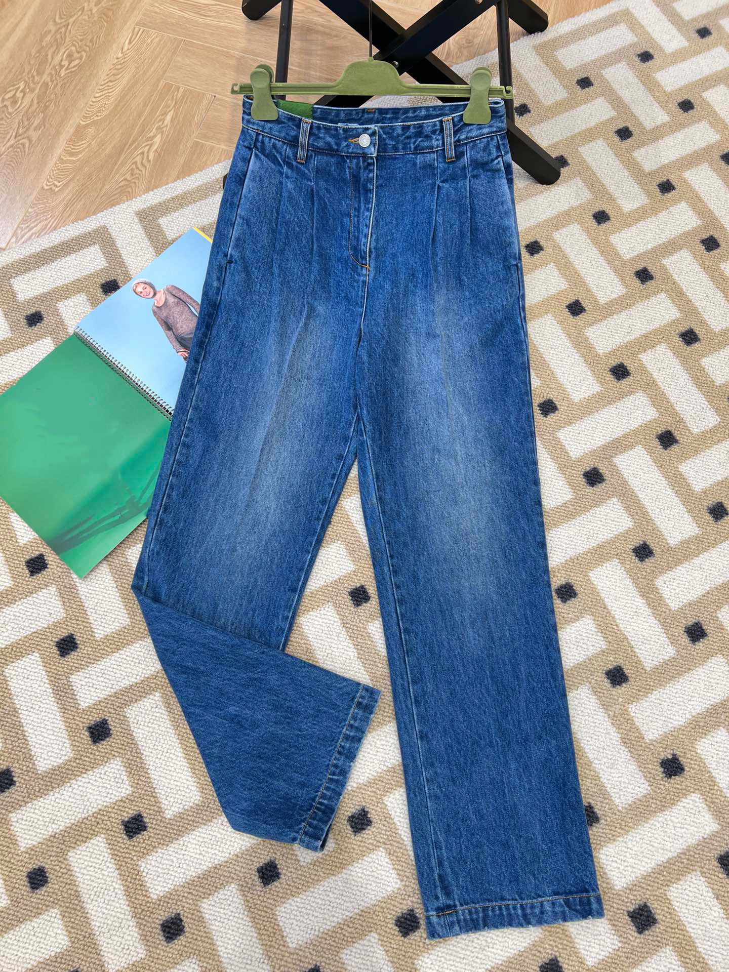 2023 Designer jeans women's new mid-high-waist straight joker jeans lotus leaf trouser leg fashion letter decoration leisure. C22
2023 Designer jeans women's new mid-high-waist straight joker jeans lotus leaf trouser leg fashion letter decoration leisure. C22