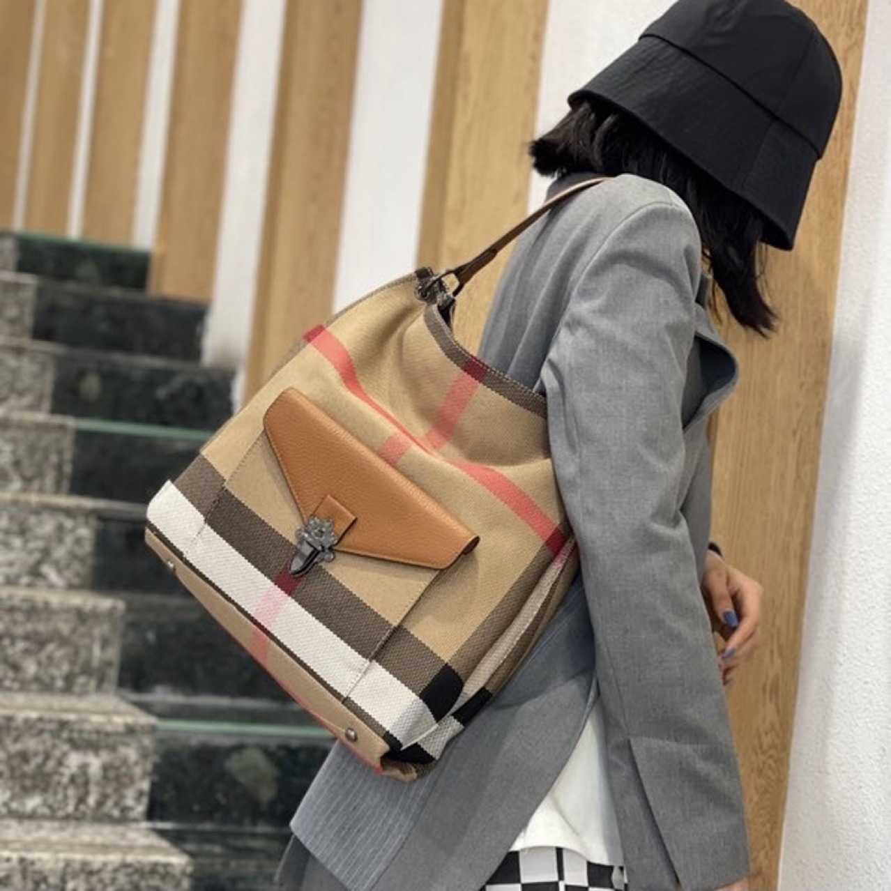 Burbrerys Shoulder crossbody bags luxury re edition canvas handbag totes purses designer woman handbags Burbrery Onthego luxurys designers bag BF2I, Wine
Burbrerys Shoulder crossbody bags luxury re edition canvas handbag totes purses designer woman handbags Burbrery Onthego luxurys designers bag BF2I, Wine