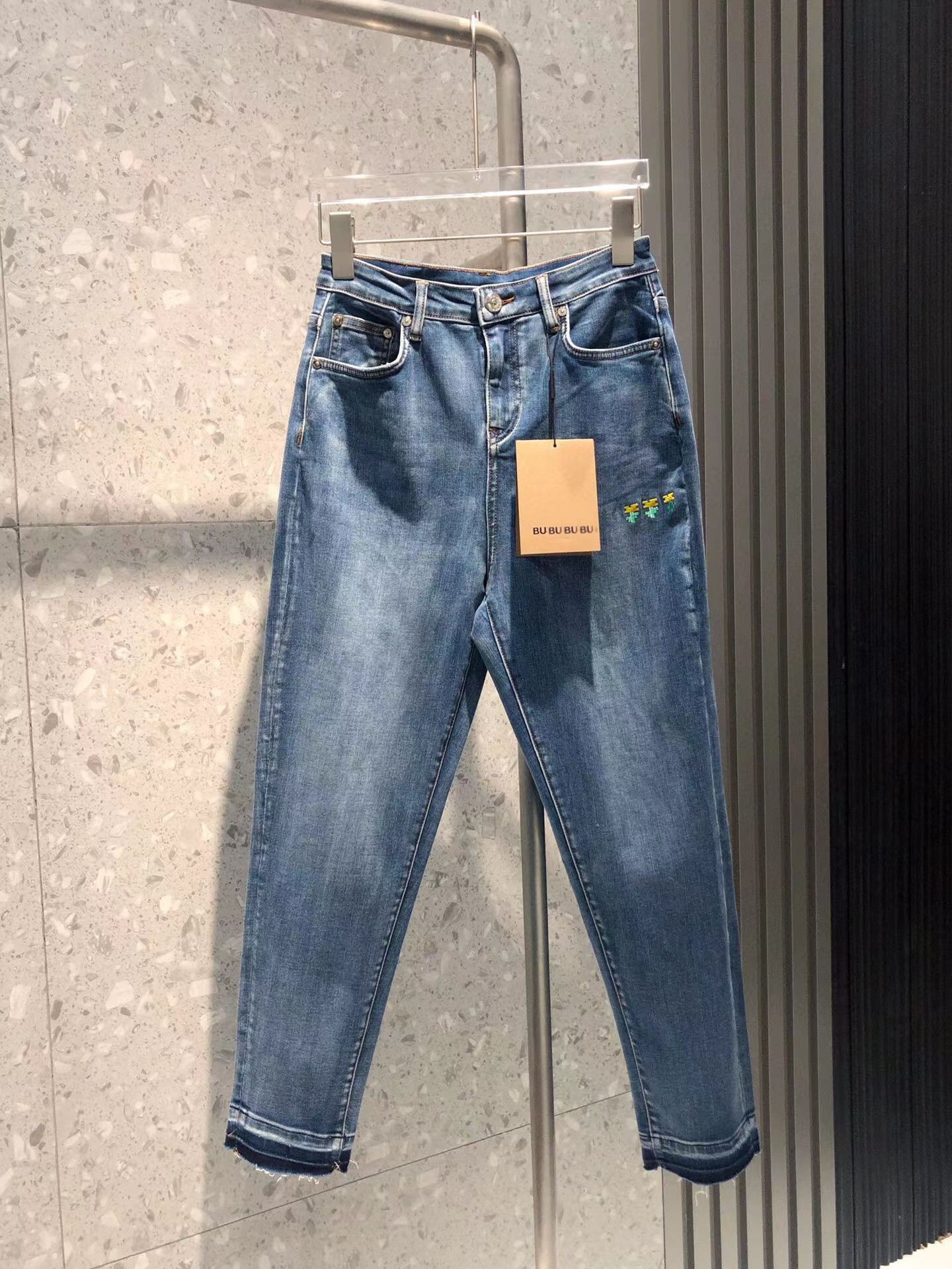 2023 Designer jeans women's new mid-high-waist straight joker jeans lotus leaf trouser leg fashion letter decoration leisure. C12
2023 Designer jeans women's new mid-high-waist straight joker jeans lotus leaf trouser leg fashion letter decoration leisure. C12