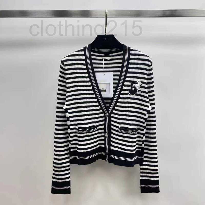 Women' Knits & Tees Designer Striped knitted cardigan Xiaoxiangfeng new black and white striped in autumn winter 2022 0KMT
Women' Knits & Tees Designer Striped knitted cardigan Xiaoxiangfeng new black and white striped in autumn winter 2022 0KMT