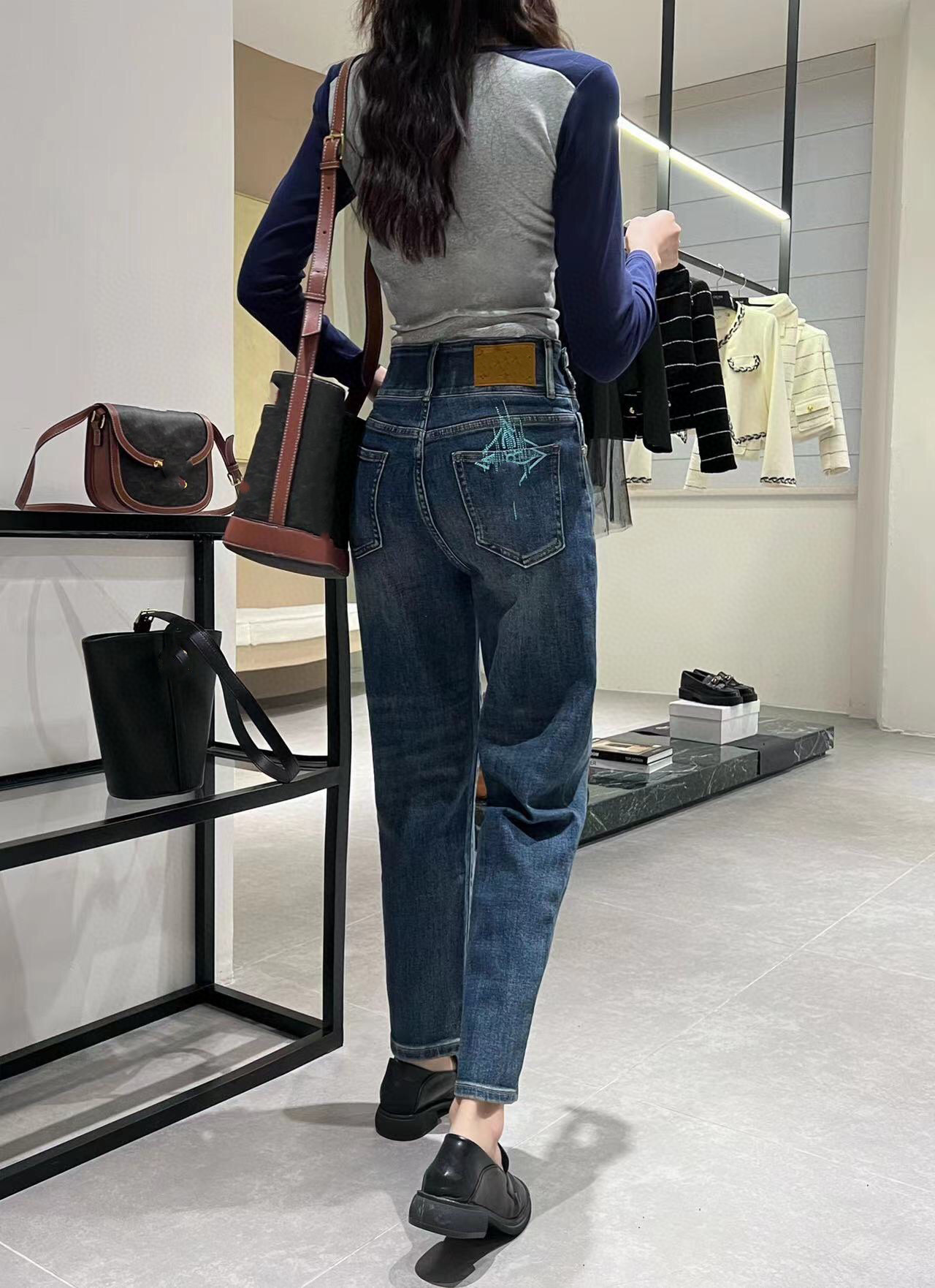 2023 Designer jeans women's new mid-high-waist straight joker jeans lotus leaf trouser leg fashion letter decoration leisure. C9
2023 Designer jeans women's new mid-high-waist straight joker jeans lotus leaf trouser leg fashion letter decoration leisure. C9