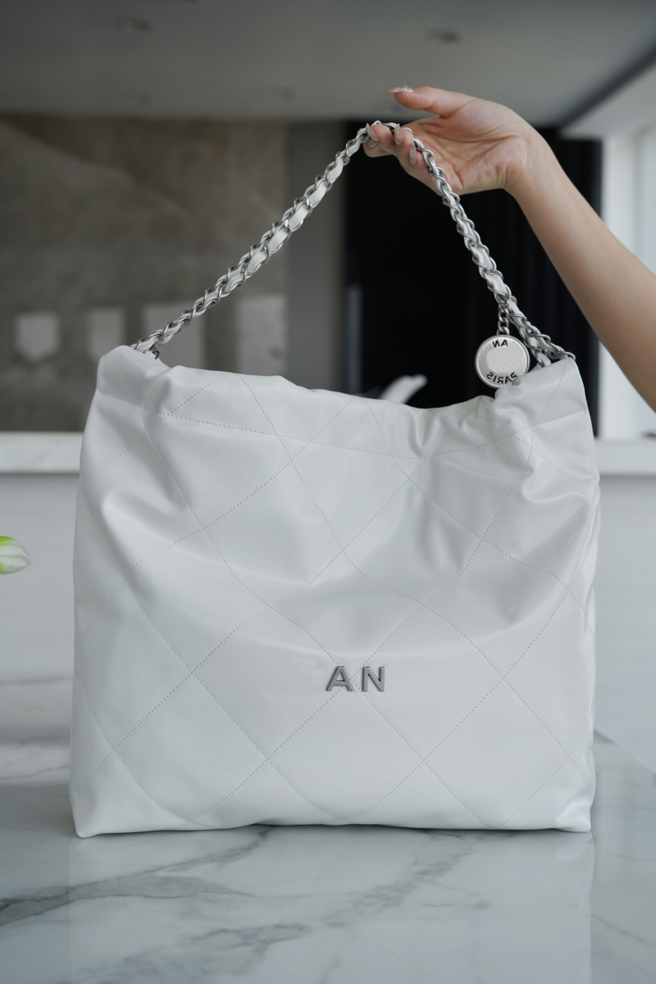 Shopping bag Mirror quality Large Capacity Black white Blue gray pink Olive 22bag Turling lattice son mother bag card bag Chain bag One shoulder bag handbag, White leather with gold hardware
Shopping bag Mirror quality Large Capacity Black white Blue gray pink Olive 22bag Turling lattice son mother bag card bag Chain bag One shoulder bag handbag, White leather with gold hardware