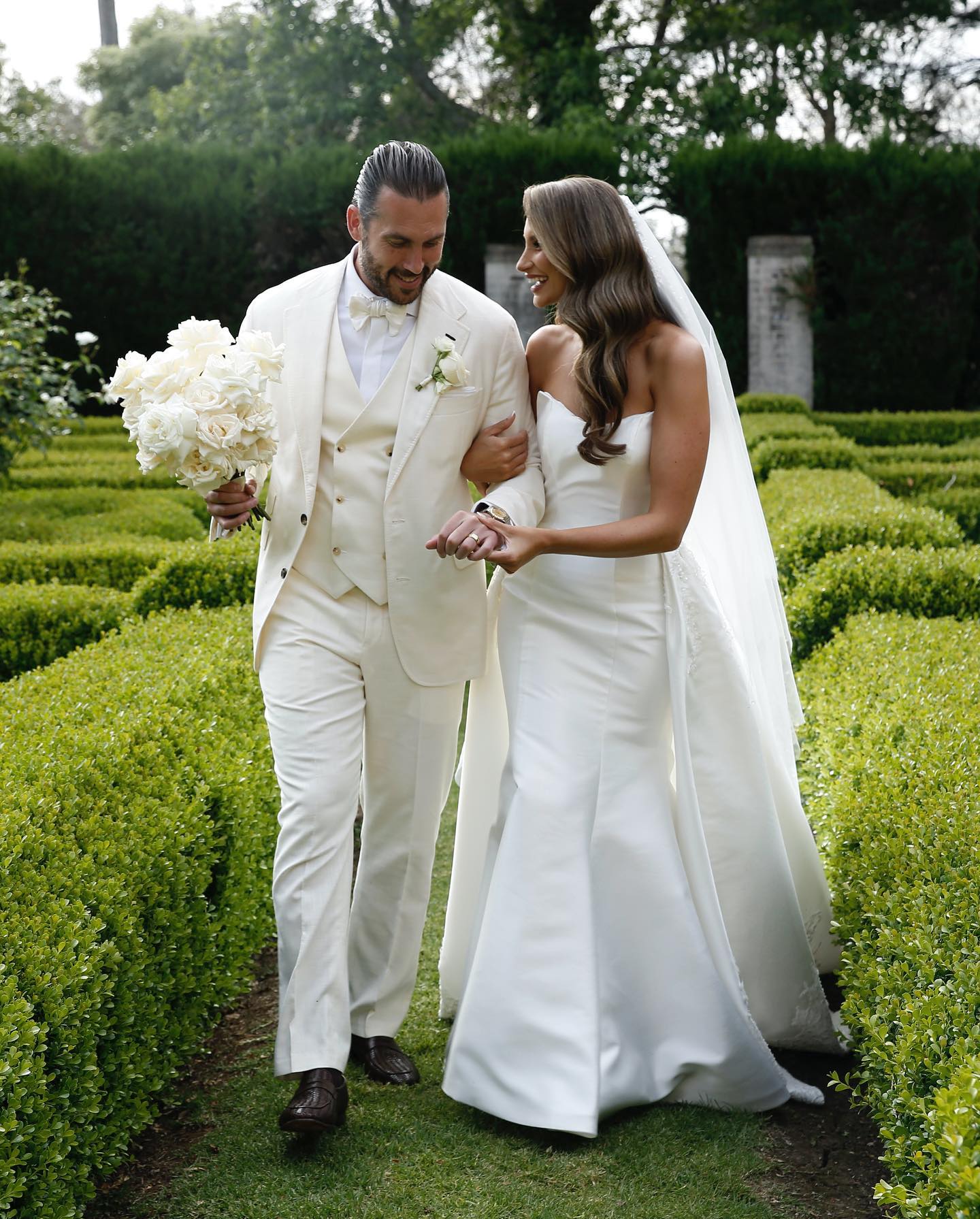 Fabulous Mermaid Wedding Dresses Lace Appliqued Bridal Gowns Strapless Necke With Detachable Train Satin Plus Size Vestido De Novia