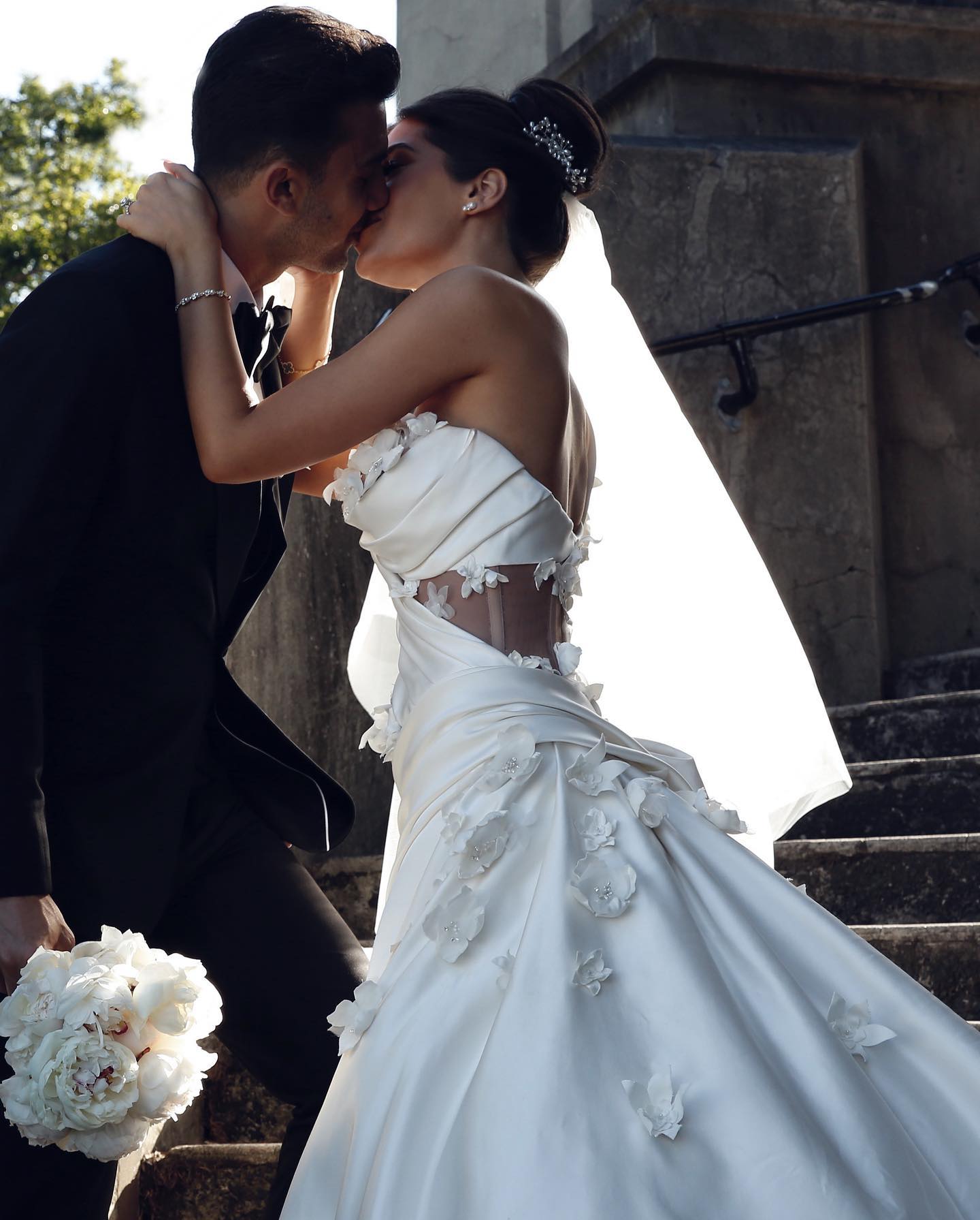 Stunning Mermaid Wedding Dresses 3D Appliqued Bridal Gowns One Shoulder Neckline Pleated Chapel Train Satin Plus Size Vestido De Novia