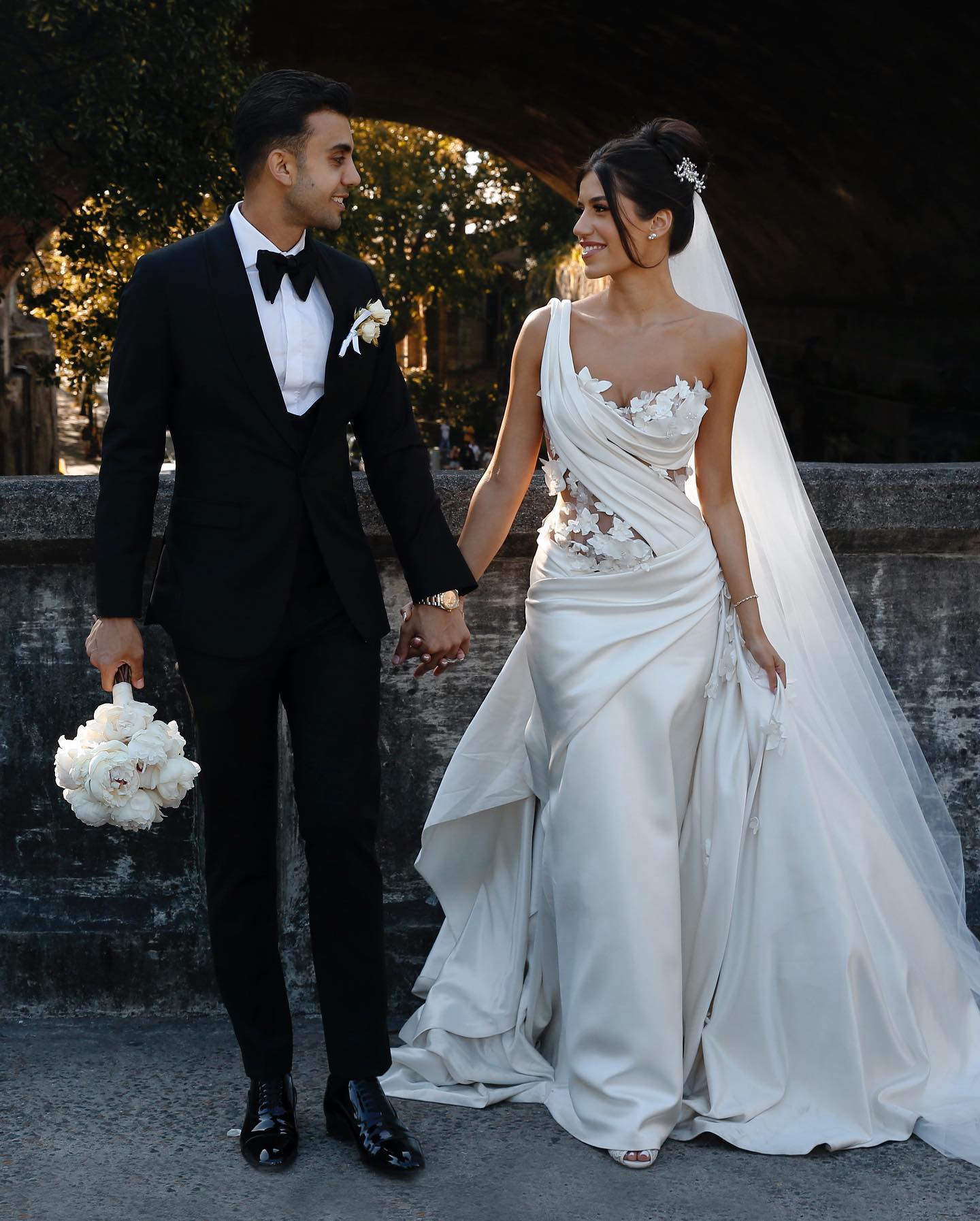 Stunning Mermaid Wedding Dresses 3D Appliqued Bridal Gowns One Shoulder Neckline Pleated Chapel Train Satin Plus Size Vestido De Novia