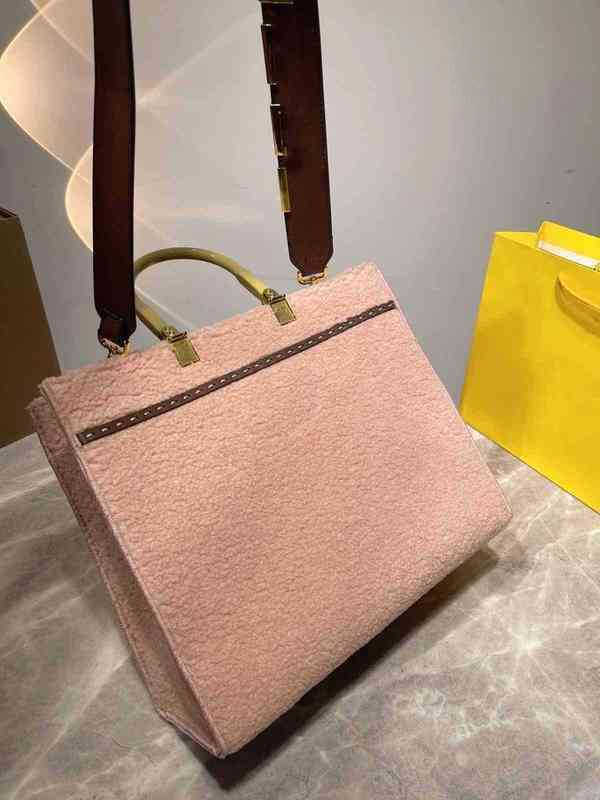 Fbag Evening bag Shoulder Bags Pink Plush Tote Brand Designer Handbags Large-capacity High-quality Change Wallet Letter Decoration Cross Body Purses 1127
Fbag Evening bag Shoulder Bags Pink Plush Tote Brand Designer Handbags Large-capacity High-quality Change Wallet Letter Decoration Cross Body Purses 1127