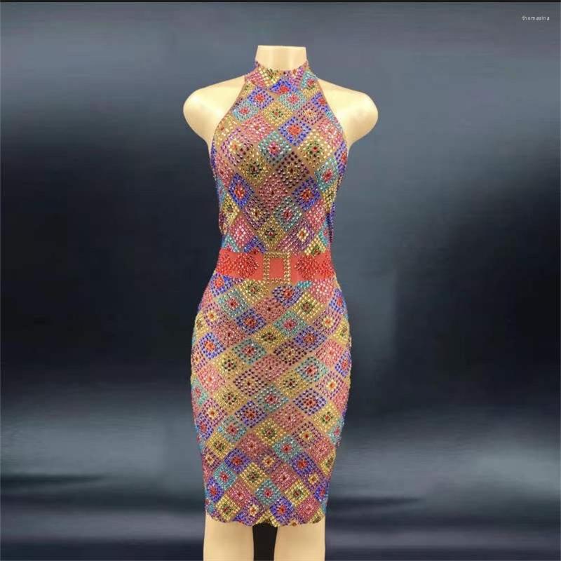 Stage Wear Shining Rhinestones Halter Sleeveless Sexy Dress For Women Party Clothing Singer Performance Costumes Prom Wears
Stage Wear Shining Rhinestones Halter Sleeveless Sexy Dress For Women Party Clothing Singer Performance Costumes Prom Wears