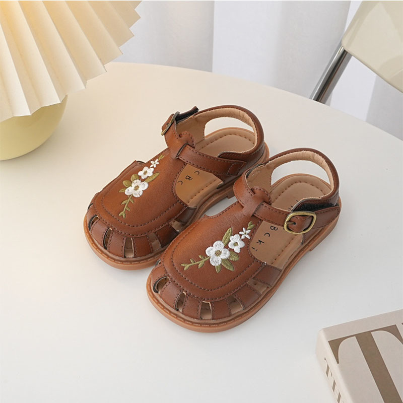 Sneakers Girls leather princess sandals summer retro barefoot embroidered flowers half sandals 230213, Beige
Sneakers Girls leather princess sandals summer retro barefoot embroidered flowers half sandals 230213, Beige
