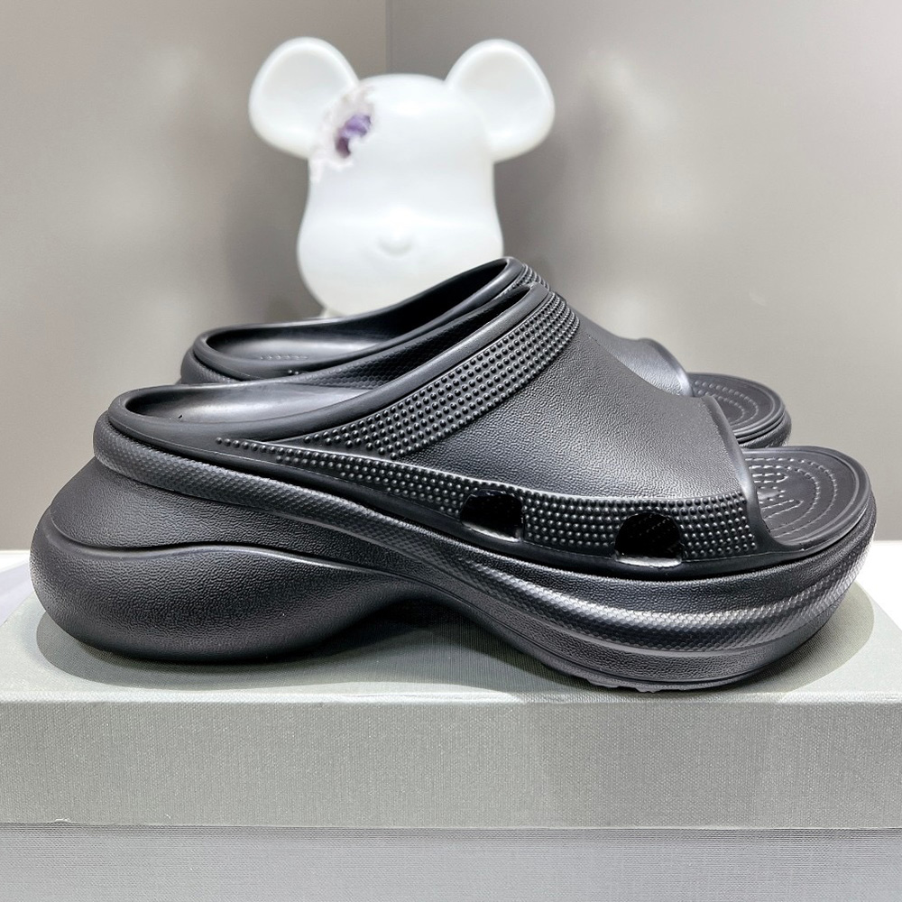 WOMENS MENS POOL SLIDES CROC SANDAL IN BLACK Couple hole shoes slippers famous designer slippers beach slipper thick soles wear resistant waterproof large size 35 46
WOMENS MENS POOL SLIDES CROC SANDAL IN BLACK Couple hole shoes slippers famous designer slippers beach slipper thick soles wear resistant waterproof large size 35 46