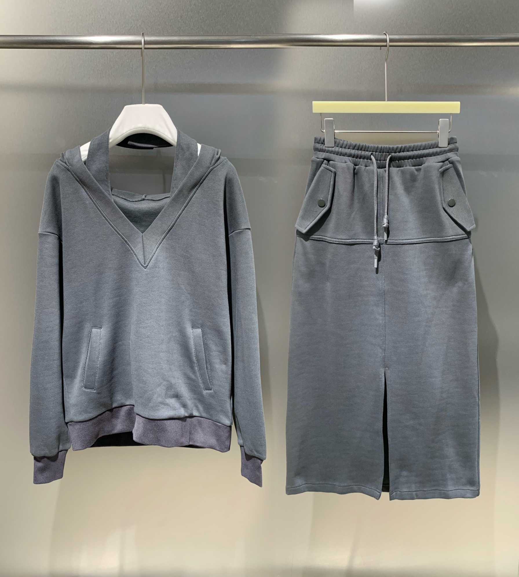 Women' Tracksuits European fashion brand long-sleeved pullovers with skirt, Gray
Women' Tracksuits European fashion brand long-sleeved pullovers with skirt, Gray