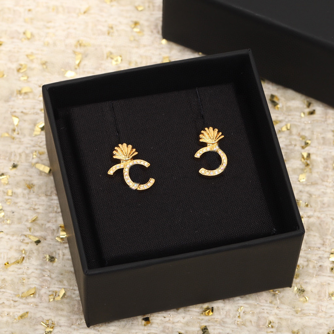 2023 Luxury quality Charm stud earring with AB Diamond in 18k gold plated have box stamp small size PS7584A
2023 Luxury quality Charm stud earring with AB Diamond in 18k gold plated have box stamp small size PS7584A