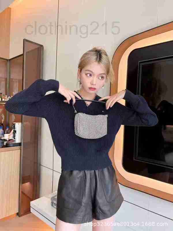 Women' Knits & Tees Designer 22 autumn and winter new letter print V-neck short knit collegiate style age reducing fashion 100 sweater RHQJ, Red
Women' Knits & Tees Designer 22 autumn and winter new letter print V-neck short knit collegiate style age reducing fashion 100 sweater RHQJ, Red