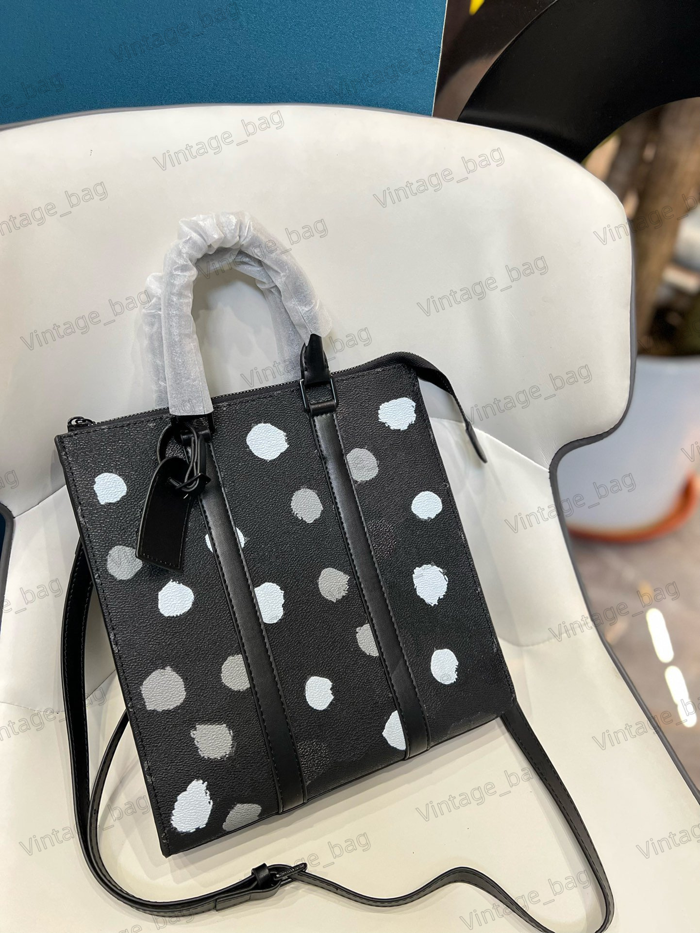 Sac Plat x YK Handbag with Leather Name Tag Unisex Shoulder Crossbody Bags Monograms Embossed 3D Dots Stylish Handle Bag Multi Styles M81935 M46404
Sac Plat x YK Handbag with Leather Name Tag Unisex Shoulder Crossbody Bags Monograms Embossed 3D Dots Stylish Handle Bag Multi Styles M81935 M46404