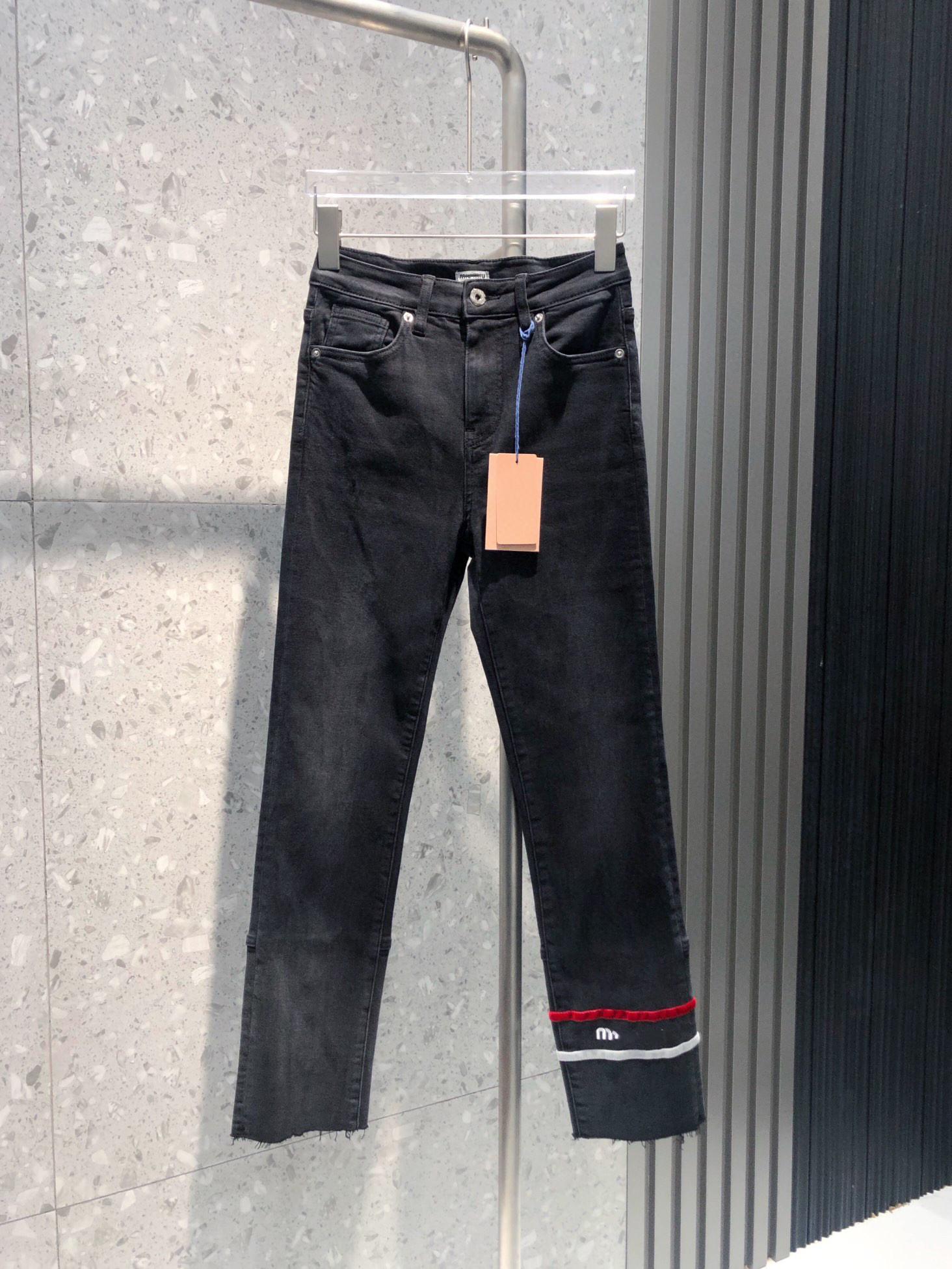 2023 Designer jeans women's new mid-high-waist straight joker jeans lotus leaf trouser leg fashion letter decoration leisure. C14
2023 Designer jeans women's new mid-high-waist straight joker jeans lotus leaf trouser leg fashion letter decoration leisure. C14