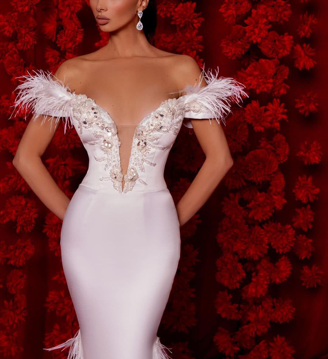 Exquisite Mermaid Wedding Dresses Sleeveless V Neck Satin Off Shoulder Appliques Sequins Beaded Pearls Feather Floor Length Plus Size Bridal Gowns abi