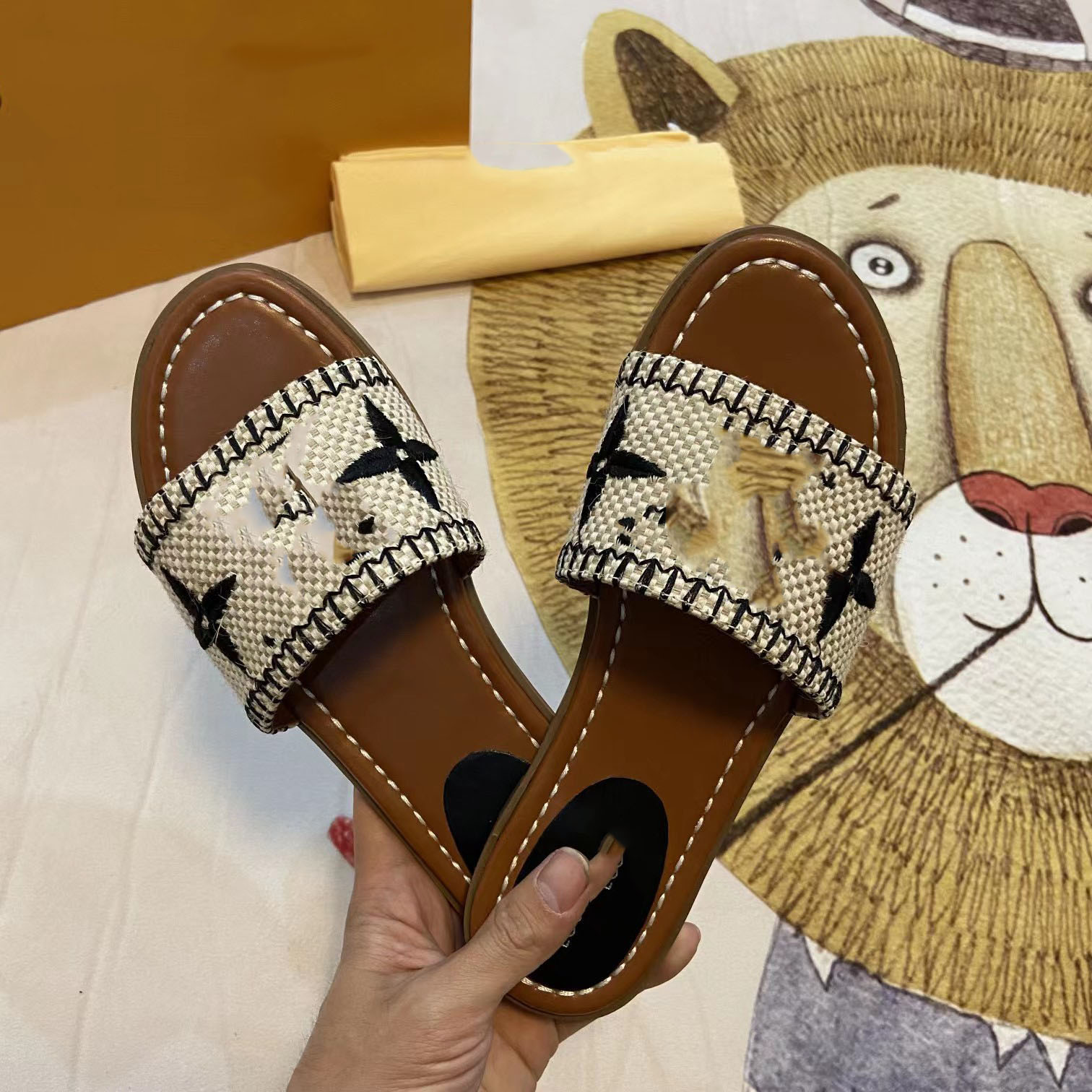 2023 Women Woven Slippers Casual Sandals Lock It Flat Mule Embroidered Letter Ladies Slipper Luxury Designer Outdoor Shoes, Ocean blue
2023 Women Woven Slippers Casual Sandals Lock It Flat Mule Embroidered Letter Ladies Slipper Luxury Designer Outdoor Shoes, Ocean blue