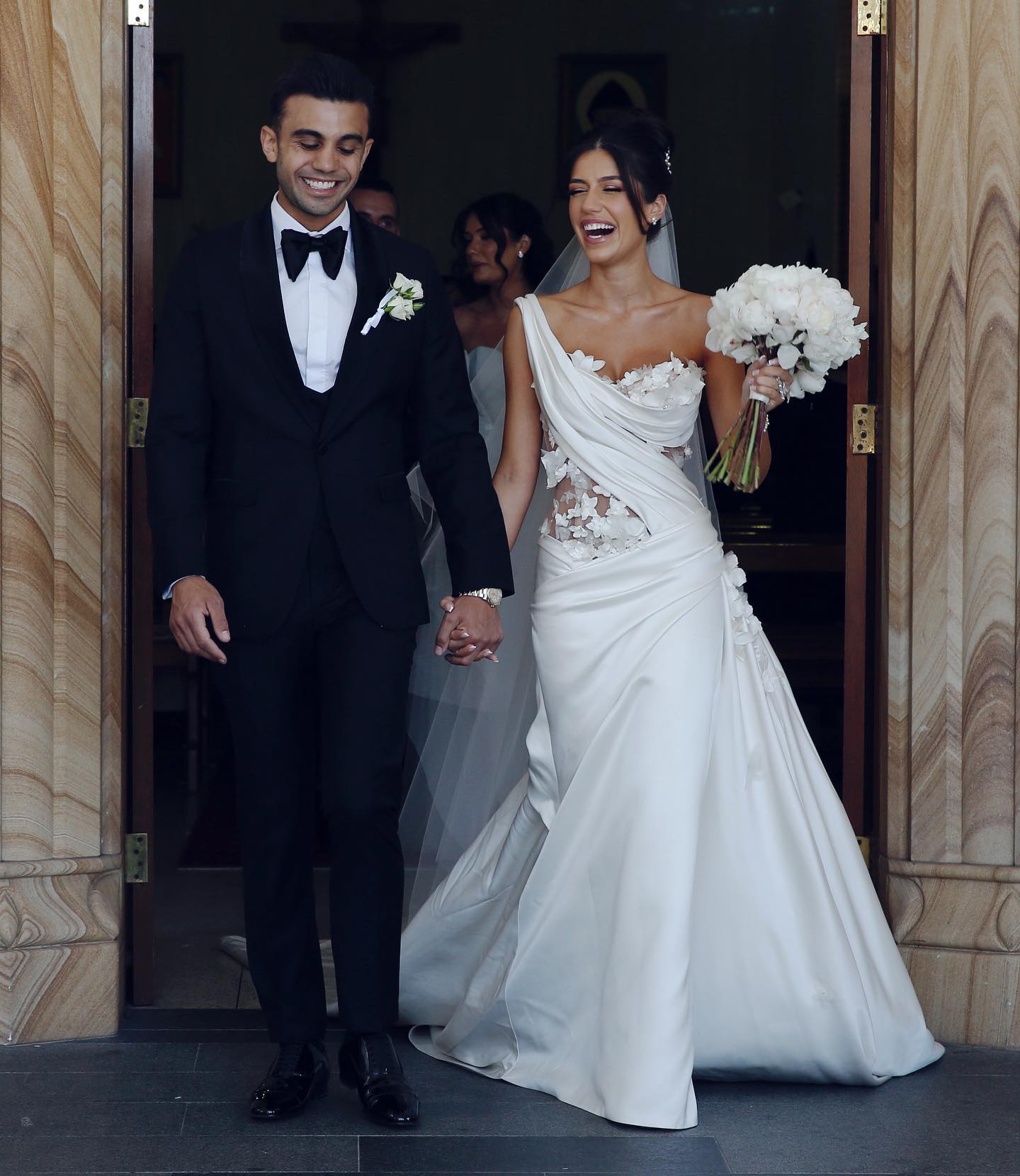 Stunning Mermaid Wedding Dresses 3D Appliqued Bridal Gowns One Shoulder Neckline Pleated Chapel Train Satin Plus Size Vestido De Novia