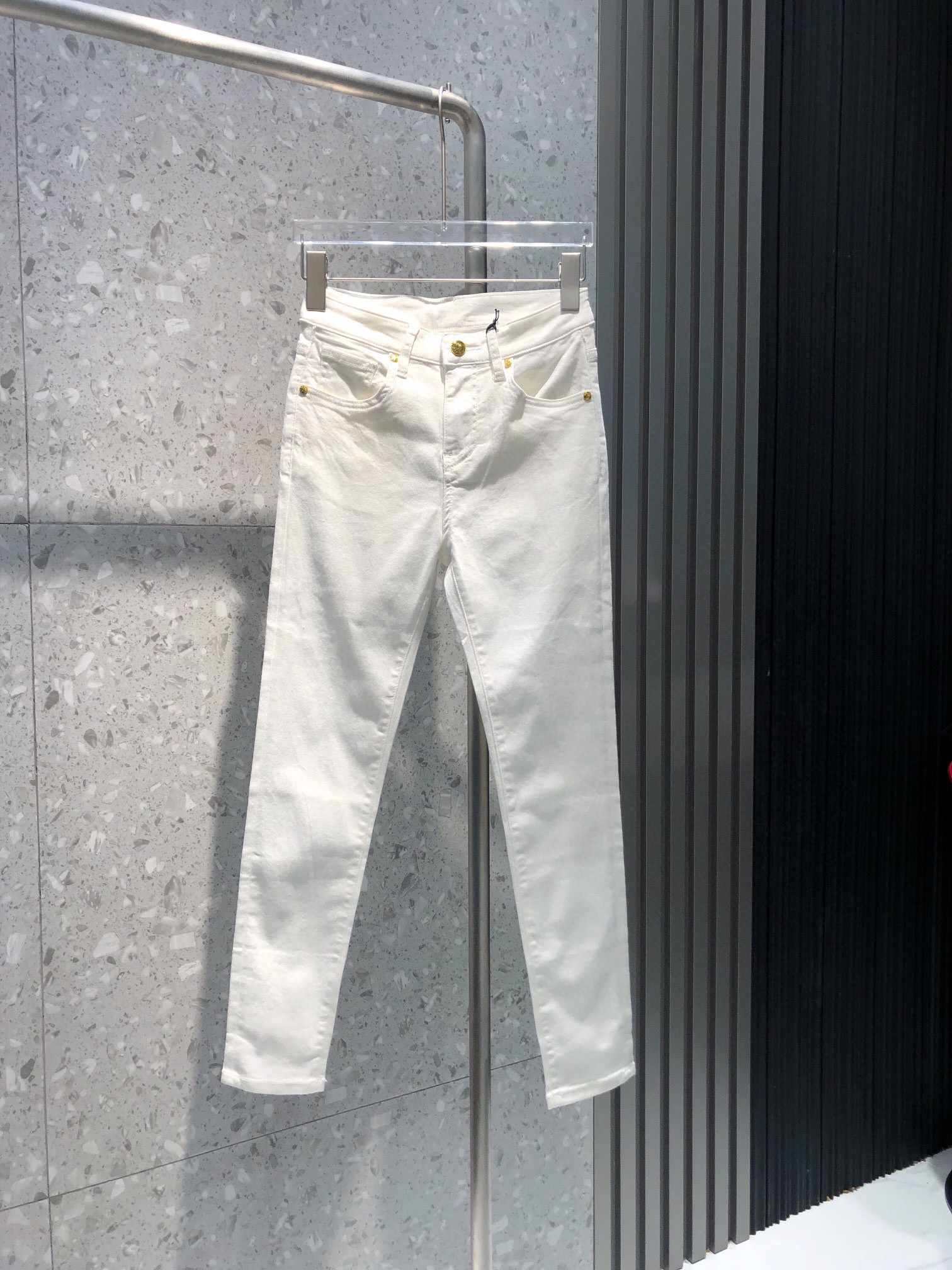 2023 Designer jeans women's new mid-high-waist straight joker jeans lotus leaf trouser leg fashion letter decoration leisure. C15, White
2023 Designer jeans women's new mid-high-waist straight joker jeans lotus leaf trouser leg fashion letter decoration leisure. C15, White