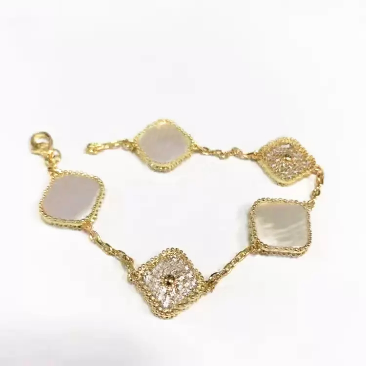 Luxury designer jewelry four-leaf clover chain bracelet 18K gold agate flower chain jewelry lucky lady and girl couple holiday party gift.
Luxury designer jewelry four-leaf clover chain bracelet 18K gold agate flower chain jewelry lucky lady and girl couple holiday party gift.