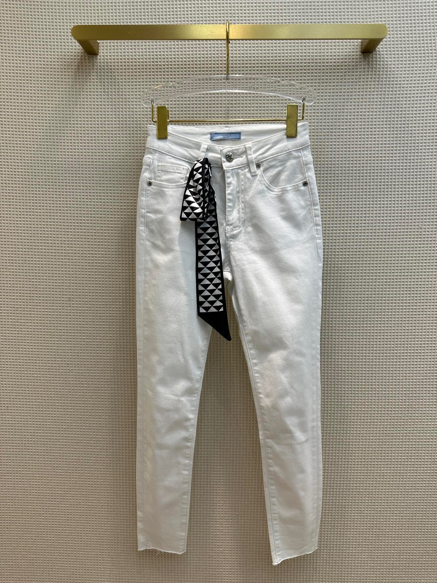 2023 Designer jeans women's new mid-high-waist straight joker jeans lotus leaf trouser leg fashion letter decoration leisure. C19, White
2023 Designer jeans women's new mid-high-waist straight joker jeans lotus leaf trouser leg fashion letter decoration leisure. C19, White