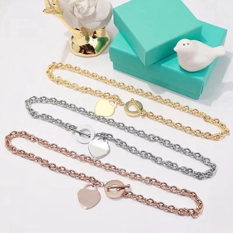 Luxury designer 18K gold heartshaped pendant necklace set original fashion classic bracelet jewelry factory whole and retail8302599
Luxury designer 18K gold heartshaped pendant necklace set original fashion classic bracelet jewelry factory whole and retail8302599
