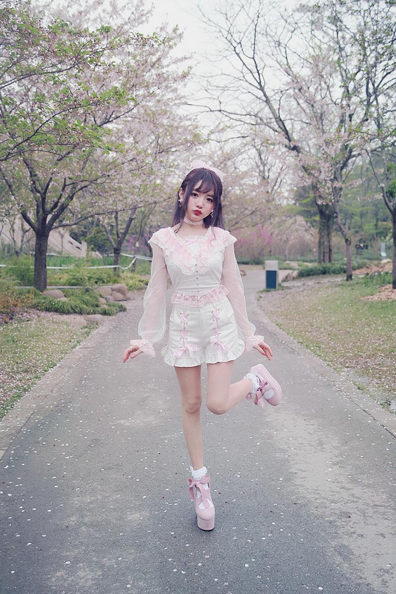 Women' Blouses Princess Sweet Lolita Shirt Summer Japanese Style White Lace Long Sleeve Slim Backless Short T1462, Beige
Women' Blouses Princess Sweet Lolita Shirt Summer Japanese Style White Lace Long Sleeve Slim Backless Short T1462, Beige