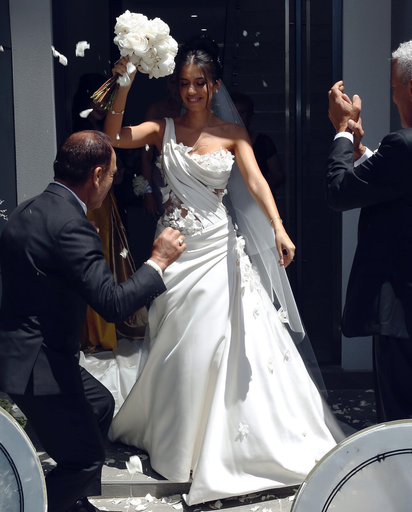 Stunning Mermaid Wedding Dresses 3D Appliqued Bridal Gowns One Shoulder Neckline Pleated Chapel Train Satin Plus Size Vestido De Novia