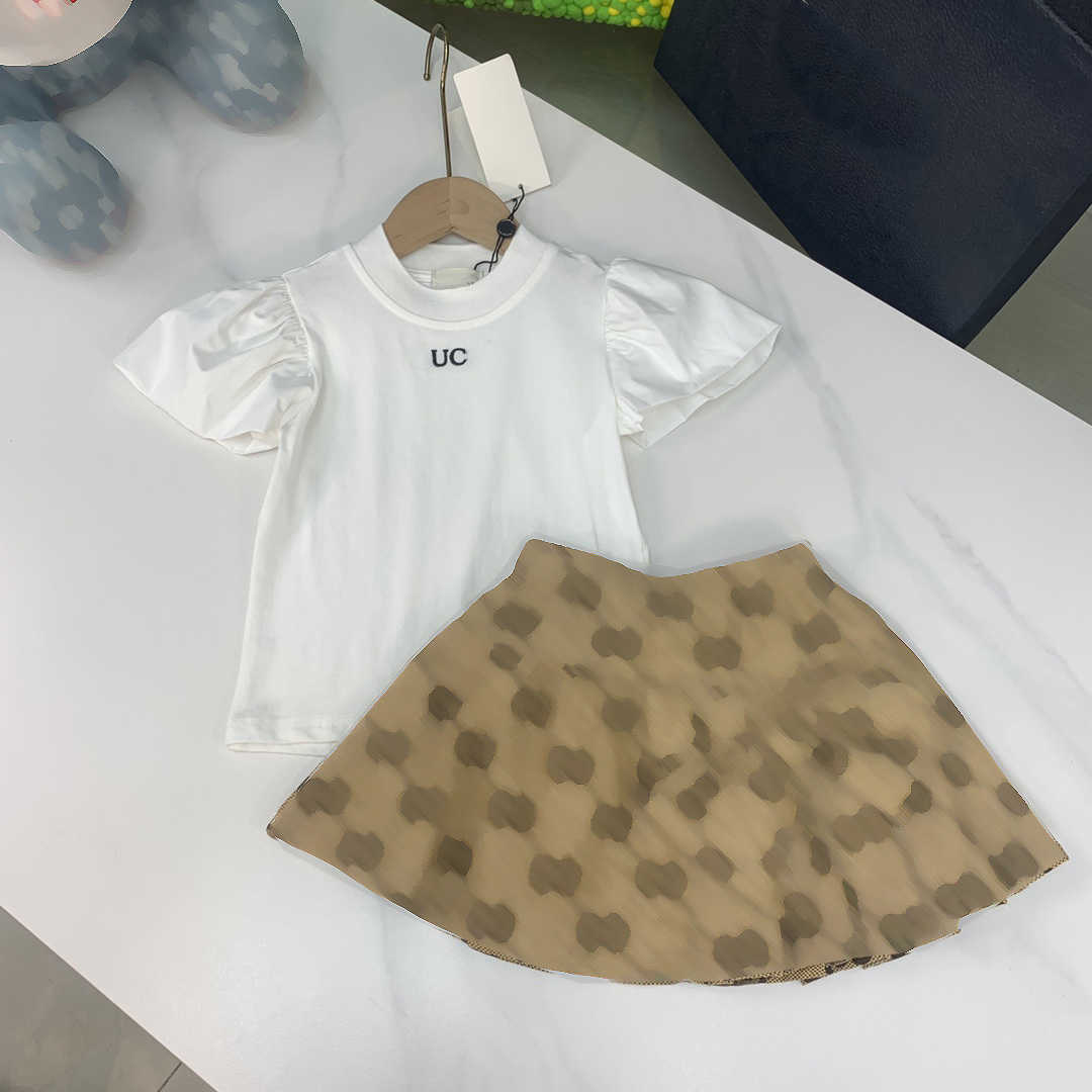 23ss Summer designer Fashion girls skirt shirt set cotton t-shirt two piece suit brand logo kids dress shirts shorts t-shirt suits Baby Clothes album a1
23ss Summer designer Fashion girls skirt shirt set cotton t-shirt two piece suit brand logo kids dress shirts shorts t-shirt suits Baby Clothes album a1