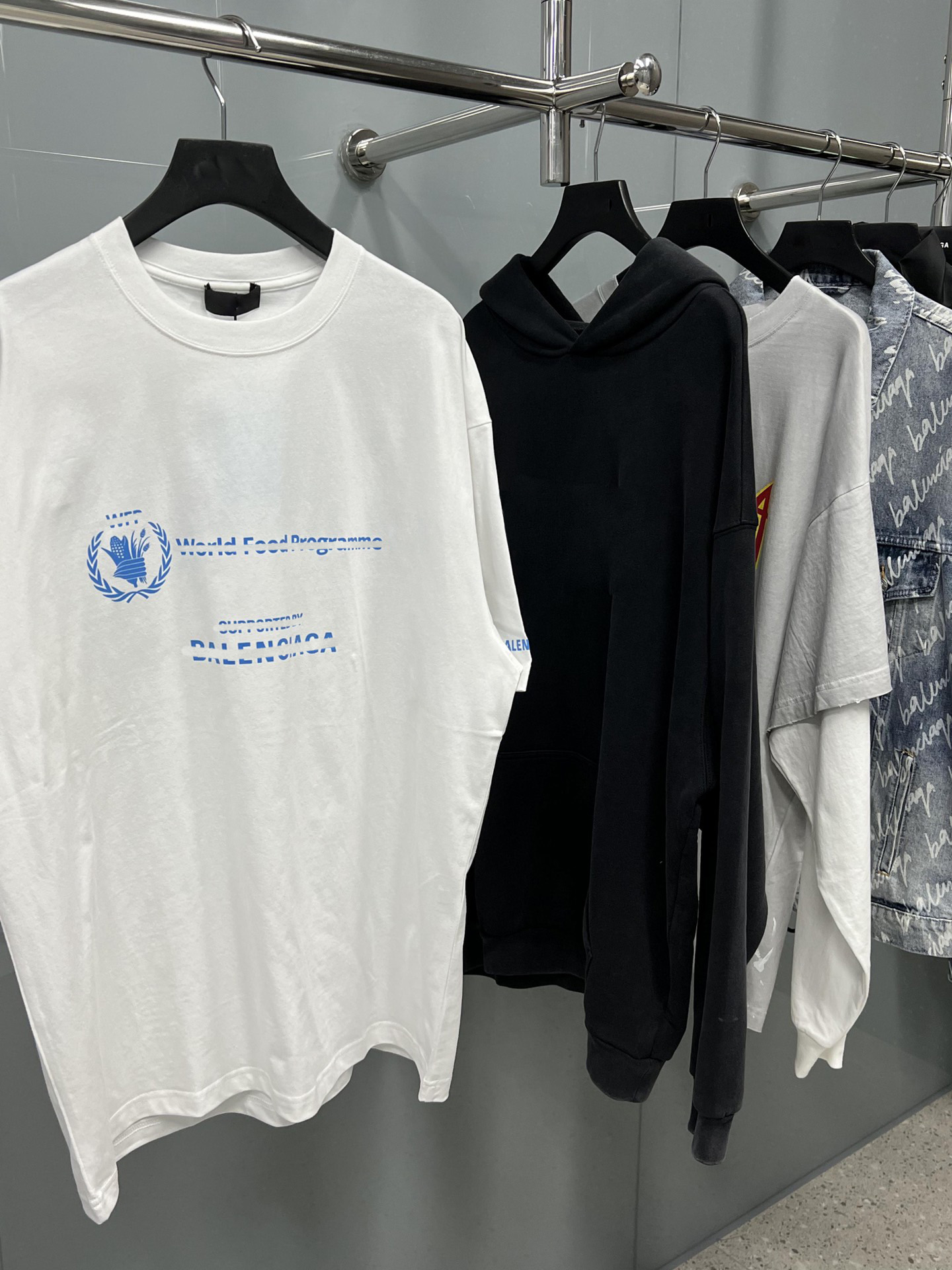 2023 Fashion Tops Casual Men Women Loose T-Shirts with Letter Print Short Sleeves Summer Designer Best Selling Luxury High Quality Mens T-Shirts Couple White
2023 Fashion Tops Casual Men Women Loose T-Shirts with Letter Print Short Sleeves Summer Designer Best Selling Luxury High Quality Mens T-Shirts Couple White