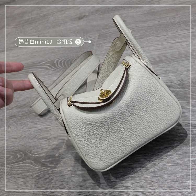 Designer Herme Lindi Bags online outlet 2023 new women's bag mini leather shoulder pillow versatile small doctor fashionWN1K, Gold brown (silver buckle version)
Designer Herme Lindi Bags online outlet 2023 new women's bag mini leather shoulder pillow versatile small doctor fashionWN1K, Gold brown (silver buckle version)