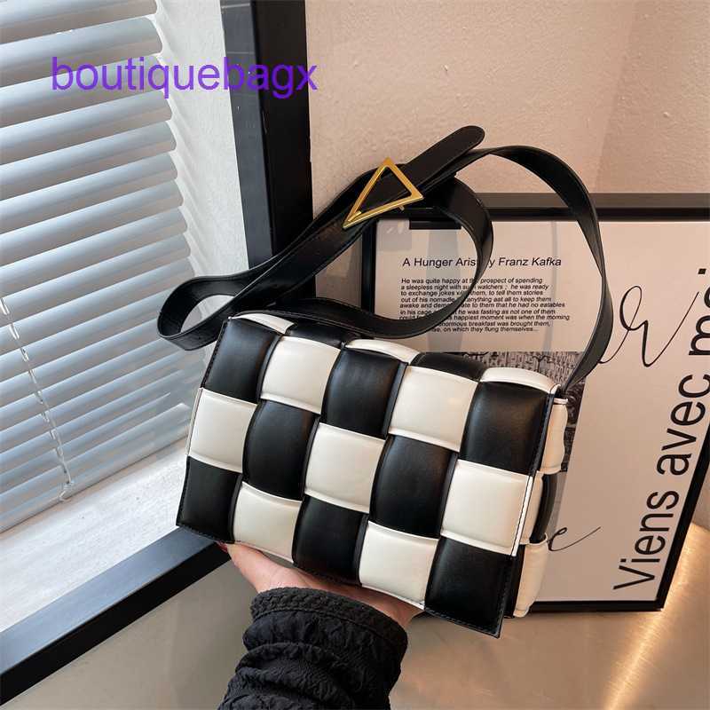 Designer Cassette Bottegs Venets Bags for women online store 2023 new autumn and winter high-class fashion one-shoulder messenger, Checkerboard color
Designer Cassette Bottegs Venets Bags for women online store 2023 new autumn and winter high-class fashion one-shoulder messenger, Checkerboard color