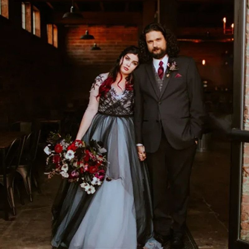 2023 Black Gothic Wedding Dresses Bridal Gown Tulle V Neck Lace Applique Ruched Pleats Sweep Train Long Sleeves Beach Country Custom Plus Size Vestido