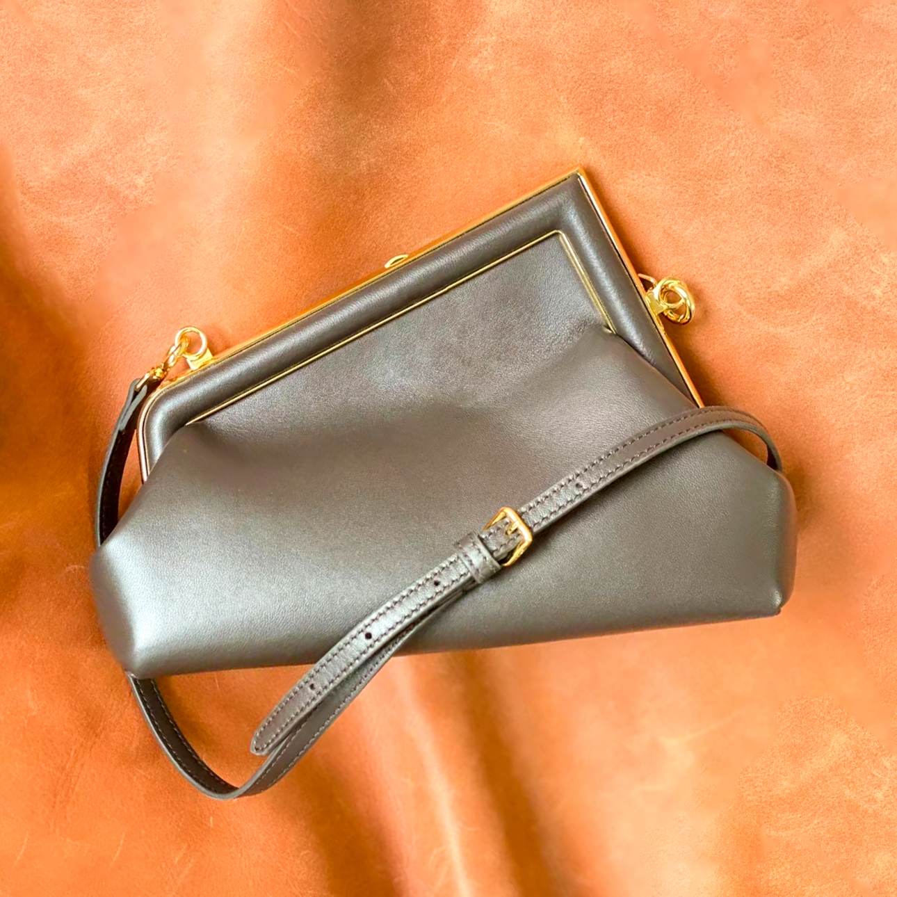 5A quality Women's crossbody shoulder Bag larges handbags strap Luxurys Designers bag famous fashion tote men Metal buckle clutch Genuine Leather cosmetic pochette, Silver
5A quality Women's crossbody shoulder Bag larges handbags strap Luxurys Designers bag famous fashion tote men Metal buckle clutch Genuine Leather cosmetic pochette, Silver