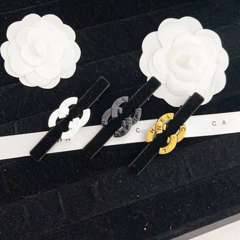 Luxury Designer Hair Clip Women 3color Black White Gold Brand Japanese Metal Letter Princess Headband Simple Design Hairpin Headwraps For Hair Accessories Gift
Luxury Designer Hair Clip Women 3color Black White Gold Brand Japanese Metal Letter Princess Headband Simple Design Hairpin Headwraps For Hair Accessories Gift