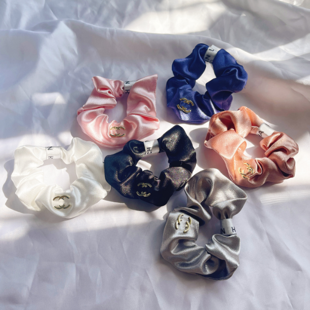 Luxury Designer Headbands Hair Scrunchies Women Solid Color Black White Pink Brand Pattern Satin Hairband Elegant Wide Edge Hair Hoop Sport Head Accessories Gifts
Luxury Designer Headbands Hair Scrunchies Women Solid Color Black White Pink Brand Pattern Satin Hairband Elegant Wide Edge Hair Hoop Sport Head Accessories Gifts