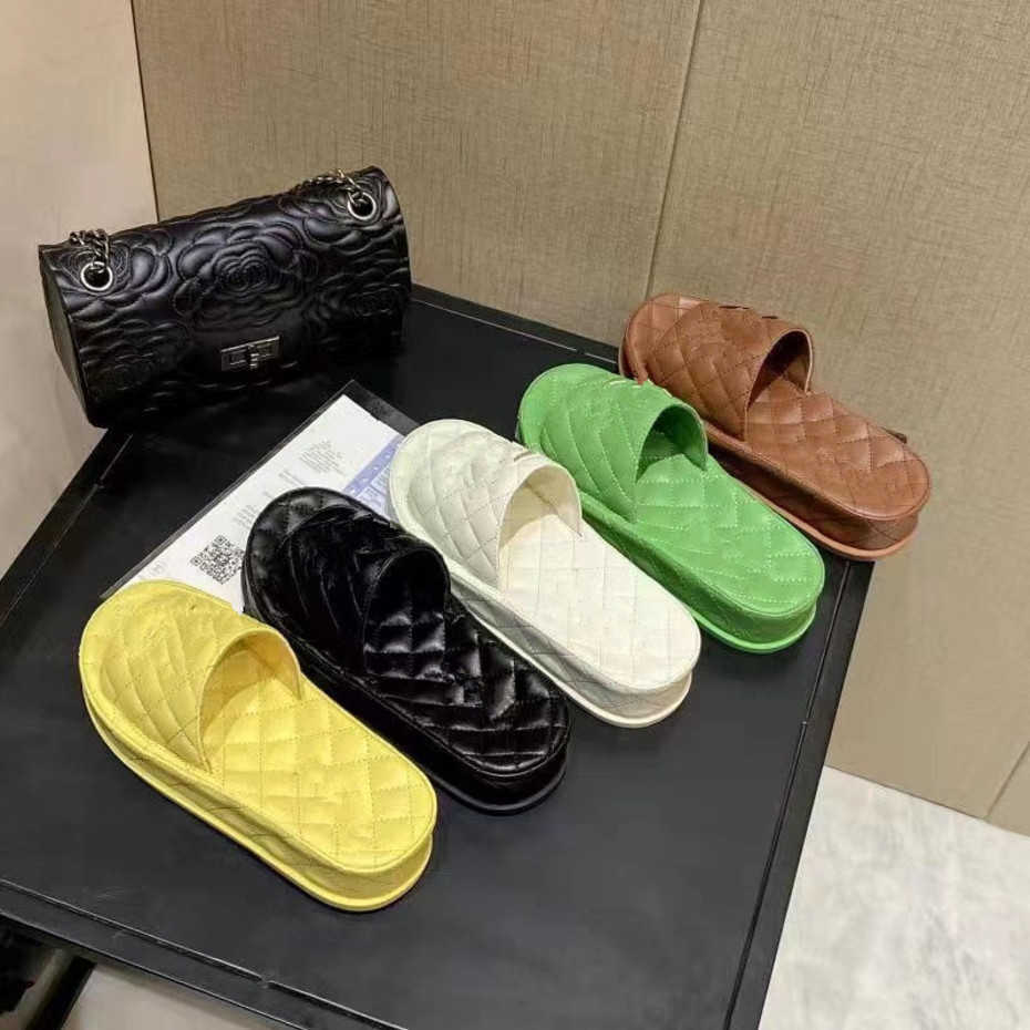 Women Padded Sandals Quilted Leather Flat slipper Sheepskin Luxurys Designer Platform slides Thick Bottom Wedge Sandal Embroidery Summer Dress Shoes Top quality, Fill postage
Women Padded Sandals Quilted Leather Flat slipper Sheepskin Luxurys Designer Platform slides Thick Bottom Wedge Sandal Embroidery Summer Dress Shoes Top quality, Fill postage