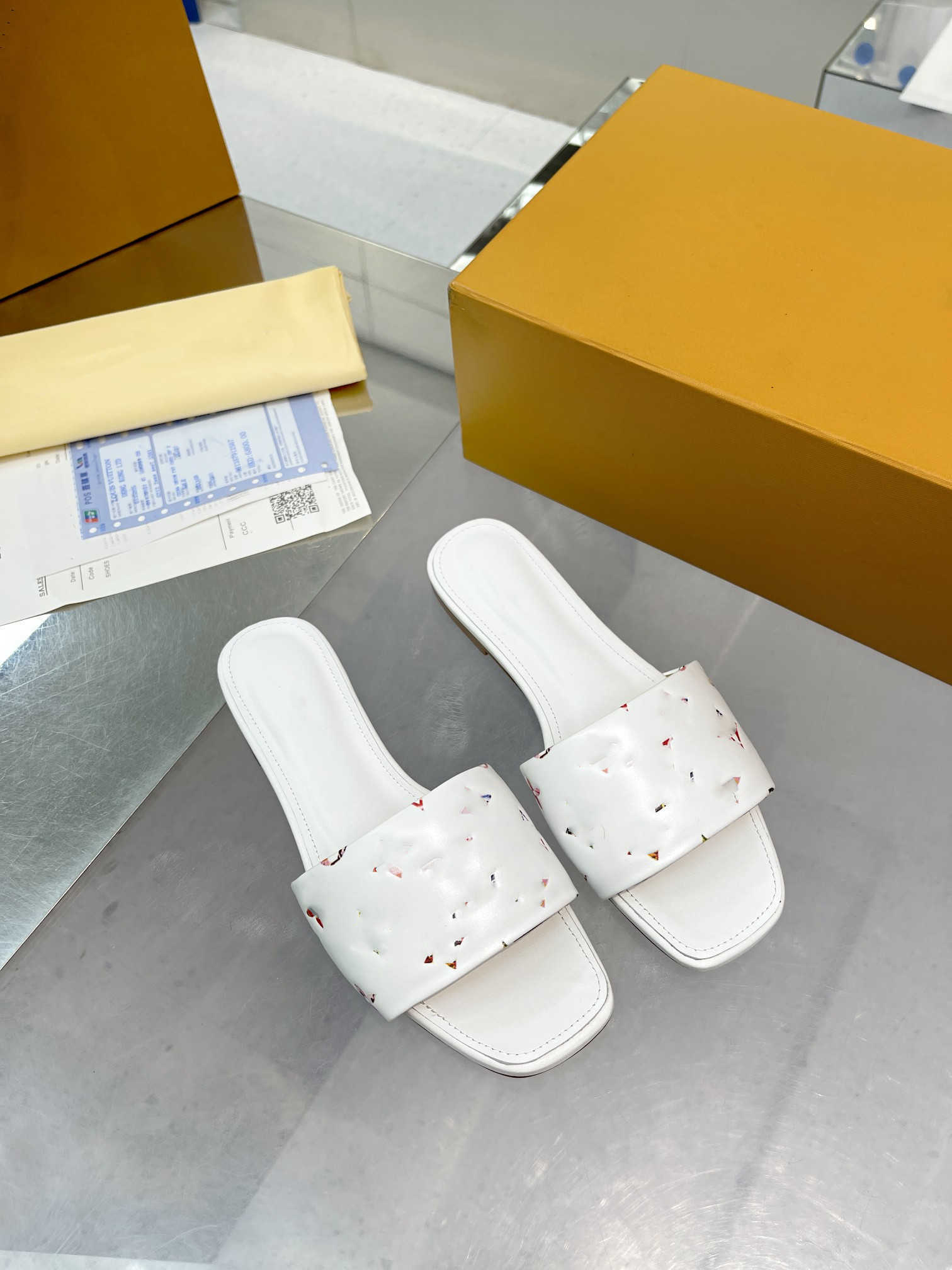 Top Quality Slipper Revival Flat Mules Leather Shoes 2023 Women Slides Sandals Designer Black Pink silver gold WATERFRONT Brown White shoes, 06101
Top Quality Slipper Revival Flat Mules Leather Shoes 2023 Women Slides Sandals Designer Black Pink silver gold WATERFRONT Brown White shoes, 06101