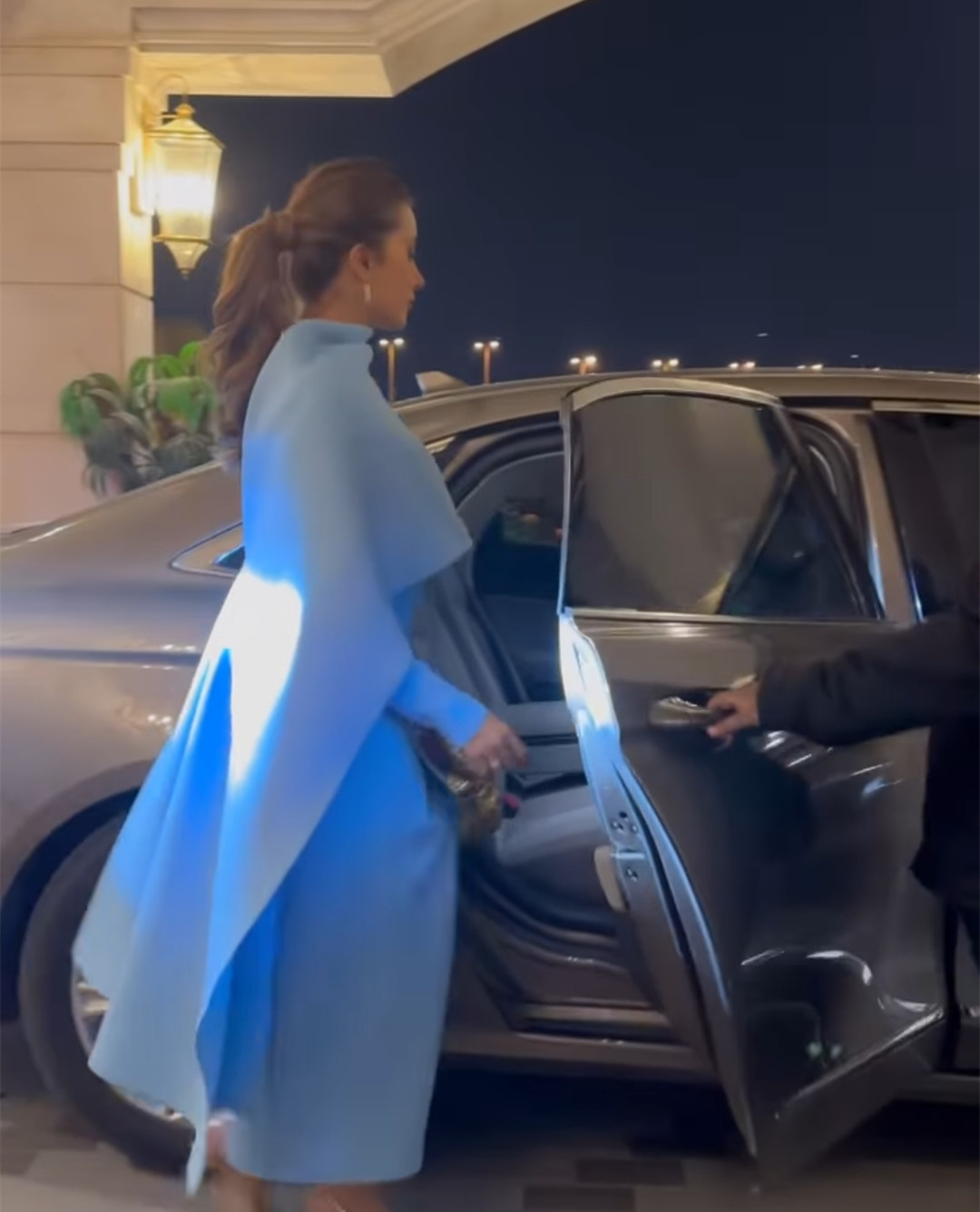 Blue Sky Mother of the Bride Dresses with Cape Sheath Tea Length Prom Gown for Special Occasions Long Sleeve Muslim Formal Dress