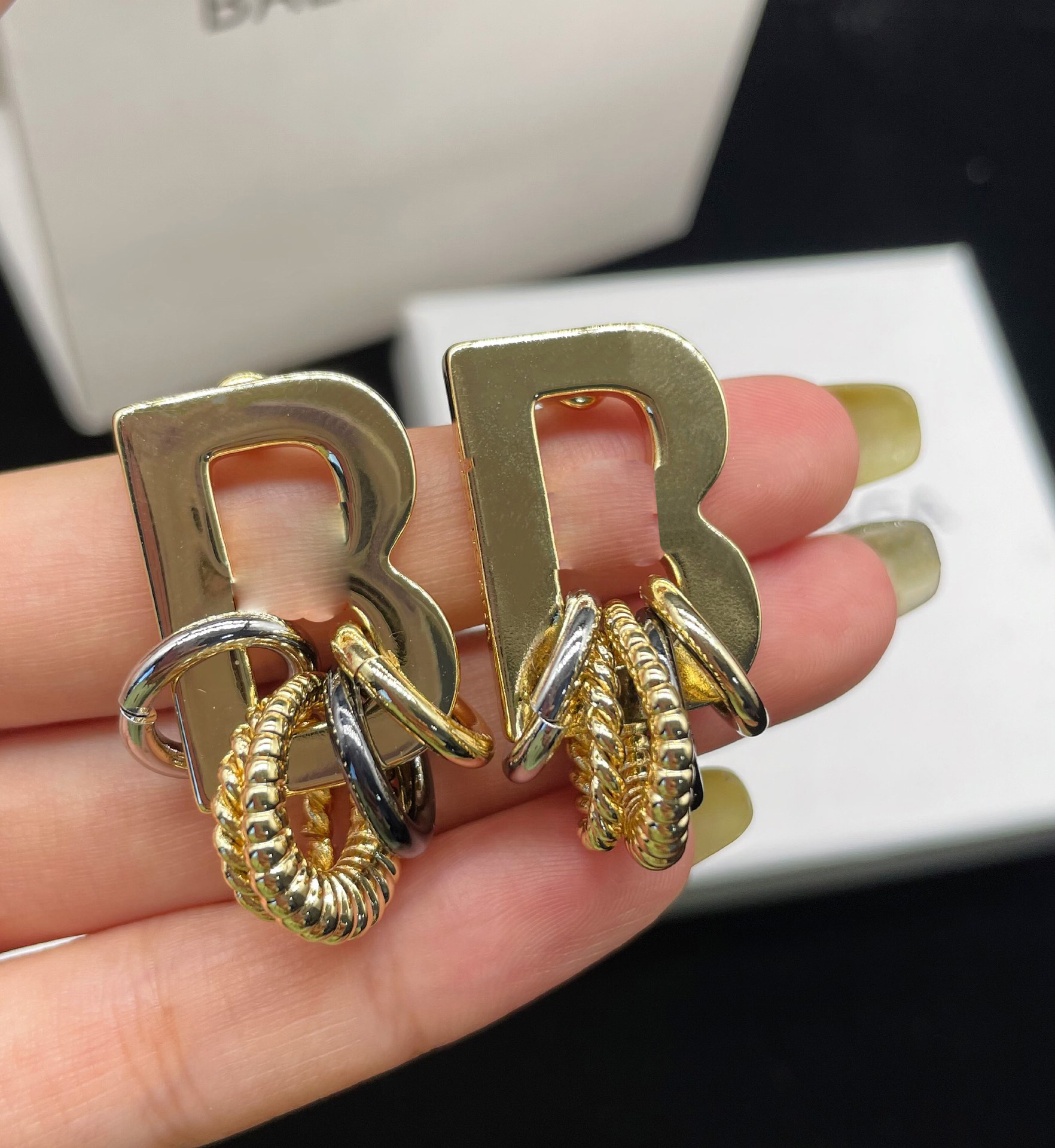 Designer Womens Earring Stud Fashion Luxury Gold Letter Earrings For Women Charm Party Pendant Earring Wedding Hoop Earring Rings 2302153BF
Designer Womens Earring Stud Fashion Luxury Gold Letter Earrings For Women Charm Party Pendant Earring Wedding Hoop Earring Rings 2302153BF