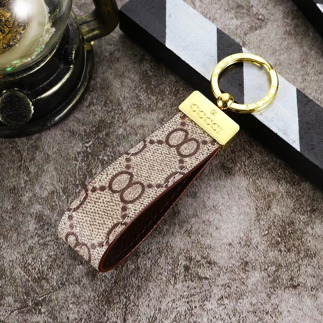 2023 Top Designer Keychain Key Chain Buckle Keychains Lovers Handmade Leather Keyring G Luxury Brand Pendant Accessories 15 Color
2023 Top Designer Keychain Key Chain Buckle Keychains Lovers Handmade Leather Keyring G Luxury Brand Pendant Accessories 15 Color