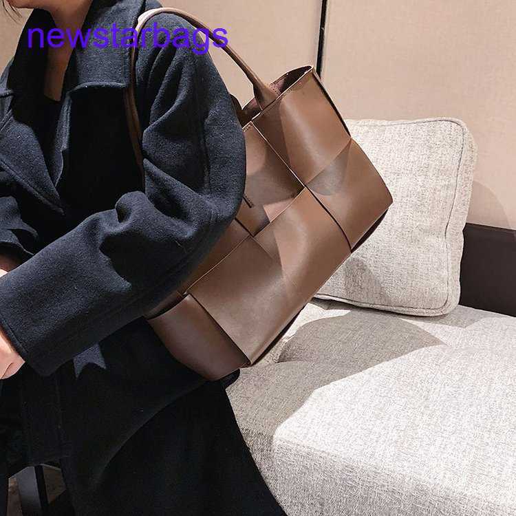 Arco woven tote bags Designer Bottegs Venets Fashion design large capacity women's 2023 new chaobaida soft leather hand, Black5
Arco woven tote bags Designer Bottegs Venets Fashion design large capacity women's 2023 new chaobaida soft leather hand, Black5