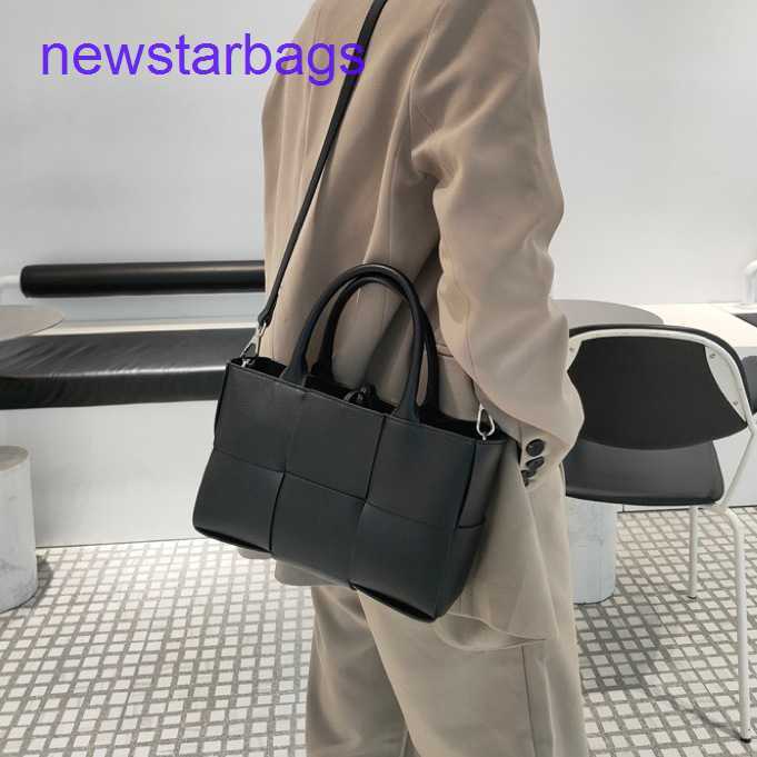 Arco woven tote bags Designer Bottegs Venets 2023 new mini checkered with large capacity fashionable and simple commuting single-shoulder cross-body portable for, Black trumpet
Arco woven tote bags Designer Bottegs Venets 2023 new mini checkered with large capacity fashionable and simple commuting single-shoulder cross-body portable for, Black trumpet
