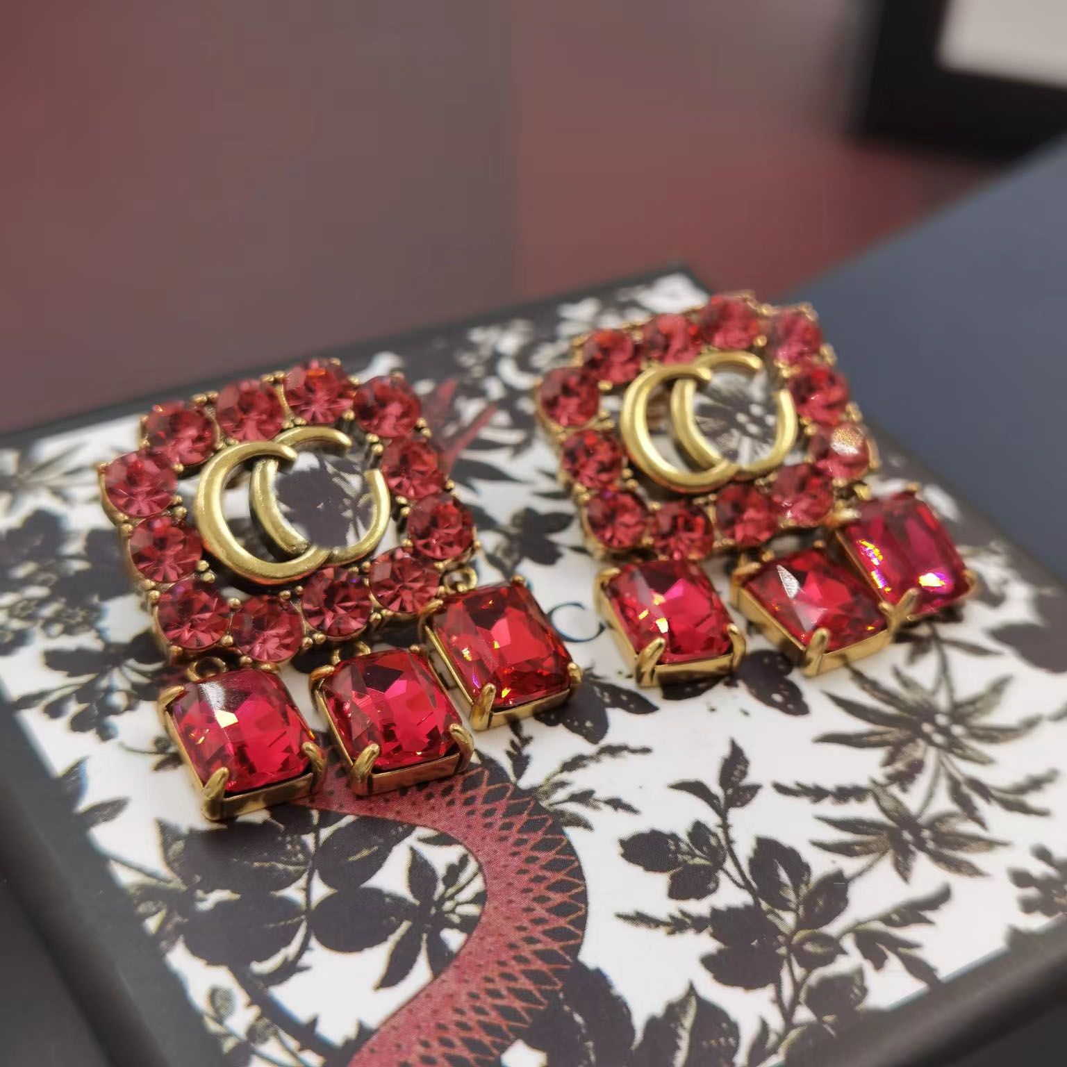 Charm Earrings Designer Women Fashion Brand Designers Womens Classic Fashion Luxury Earring Two Letters Pearl Gemstone Pendant Jewelry High Quality with Box
Charm Earrings Designer Women Fashion Brand Designers Womens Classic Fashion Luxury Earring Two Letters Pearl Gemstone Pendant Jewelry High Quality with Box
