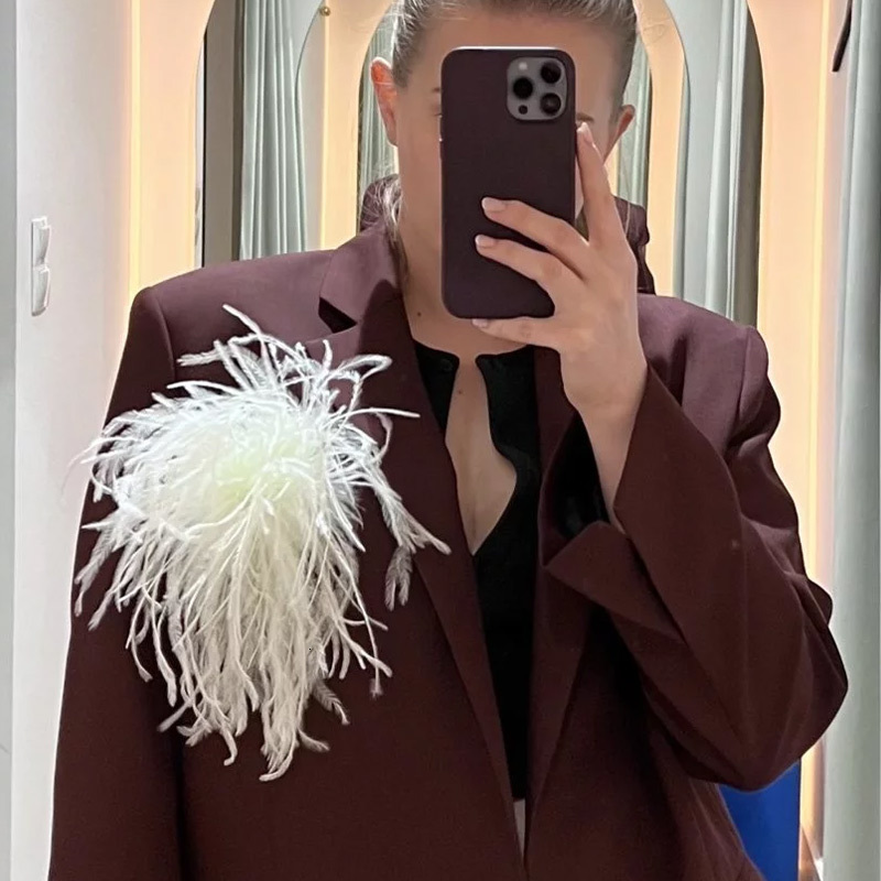 Pins Brooches Luxury Ostrich Feather Brooch For Women Fashion Lapel Hair Hat Accessories Vintage Floral Feathers Corsage Pin 230216
Pins Brooches Luxury Ostrich Feather Brooch For Women Fashion Lapel Hair Hat Accessories Vintage Floral Feathers Corsage Pin 230216