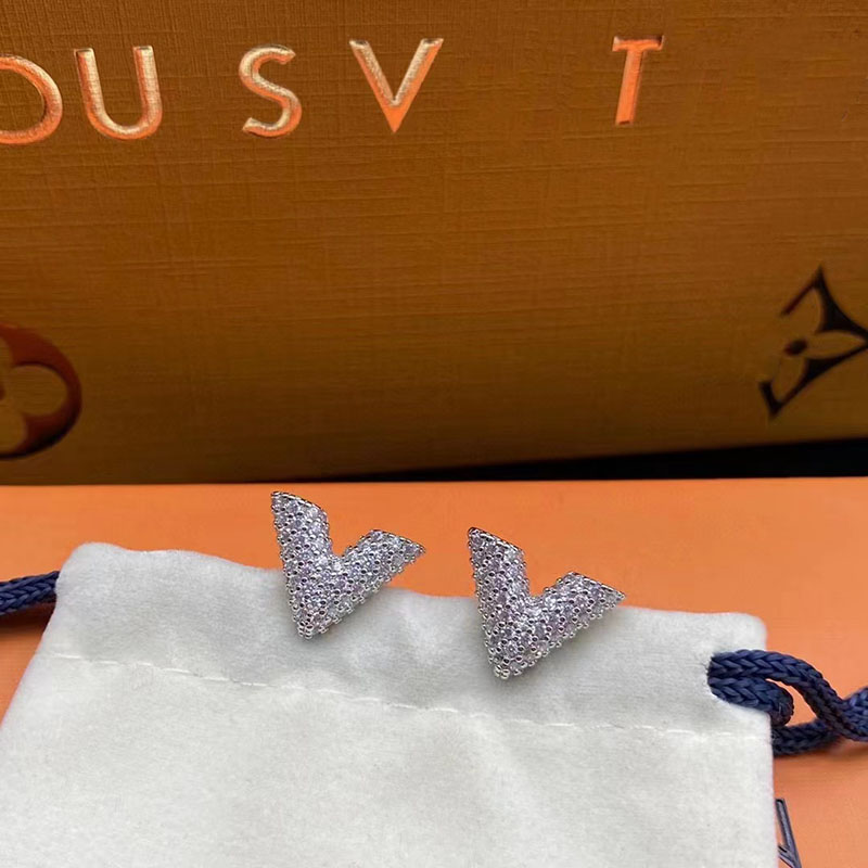V letter brand name luxury designer earrings stud silver rose gold white crystal diamond sweet elegant womens earring earing ear rings jewelry original box packing
V letter brand name luxury designer earrings stud silver rose gold white crystal diamond sweet elegant womens earring earing ear rings jewelry original box packing