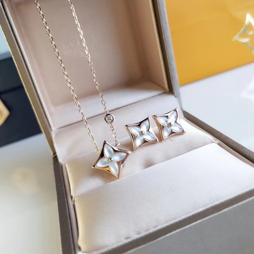 clover designer brand luxury pendant necklaces for women mother of pearl 4 leaf flower choker necklace jewelry gift original box packing
clover designer brand luxury pendant necklaces for women mother of pearl 4 leaf flower choker necklace jewelry gift original box packing