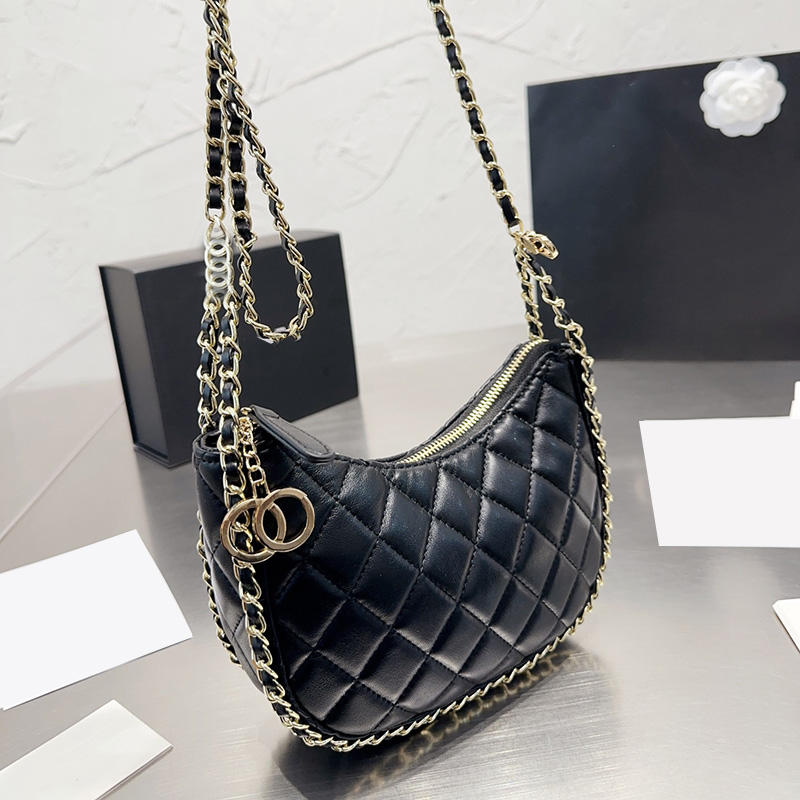 Vintage Designer Half Moon Hobo Shoulder Bags Gold Metal Hardware Matelasse Chain Crossbody Shoulder Designer Handbags Classic Mini Clutch Handbags 19X12CM, Box
Vintage Designer Half Moon Hobo Shoulder Bags Gold Metal Hardware Matelasse Chain Crossbody Shoulder Designer Handbags Classic Mini Clutch Handbags 19X12CM, Box