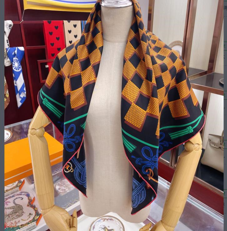 100% Silk Square Scarf for Women 2023 Spring Designer New Plaid Printed Satin Neck Rings Hair Head Scarves Echarpes Foulards Wrap Bandana Hijab 90CM*90CM
100% Silk Square Scarf for Women 2023 Spring Designer New Plaid Printed Satin Neck Rings Hair Head Scarves Echarpes Foulards Wrap Bandana Hijab 90CM*90CM