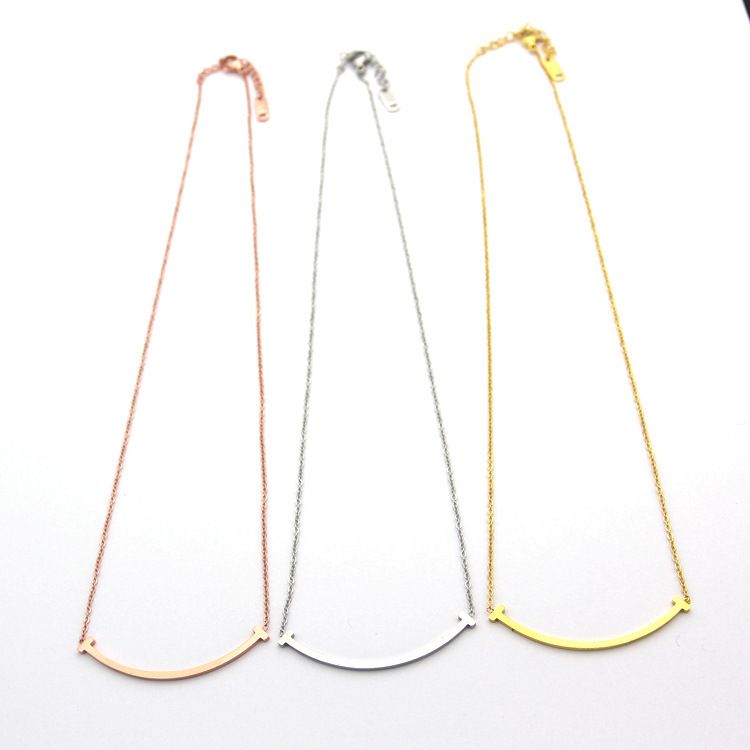 Womens smile Necklace Designer Jewelry Medium smiley face Necklace gold/silvery/rose gold Complete Brand as Wedding Christmas Gift High end brand designer
Womens smile Necklace Designer Jewelry Medium smiley face Necklace gold/silvery/rose gold Complete Brand as Wedding Christmas Gift High end brand designer